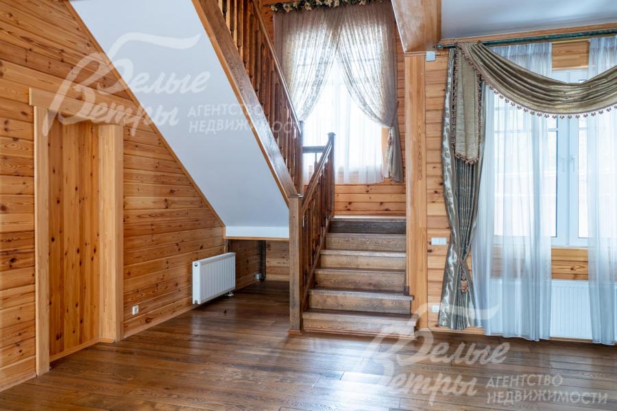 На второй этаже ведёт лестница из массива дуба