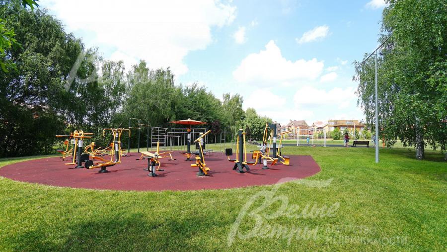 Множество спортивных площадок