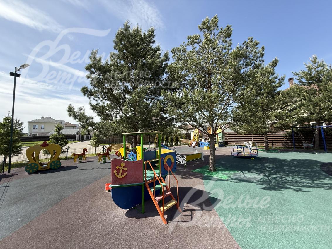 Территория детского парка с деревьями