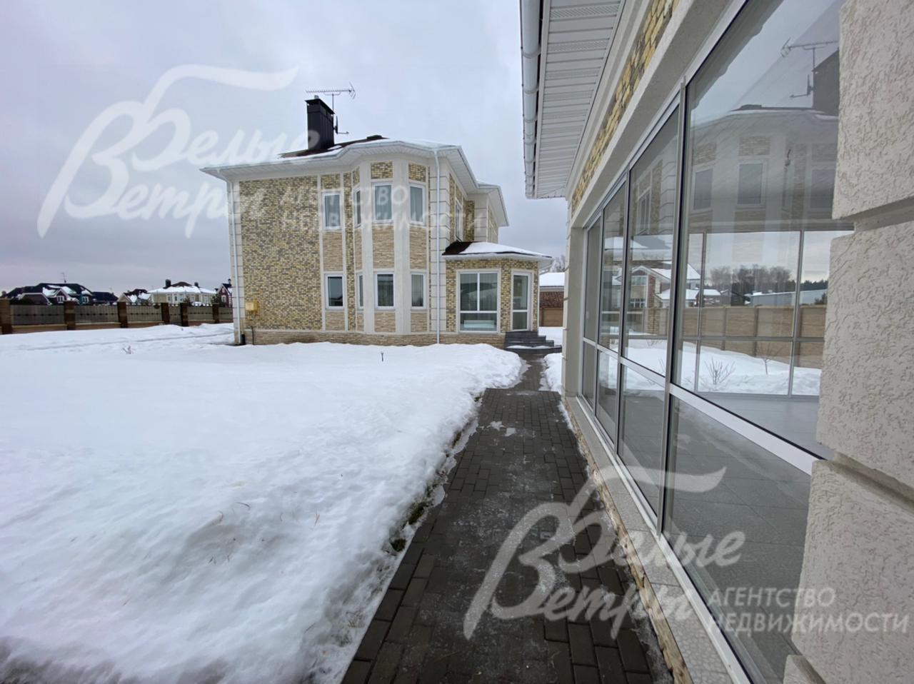 Отмостка и дорожки вымощены брусчаткой