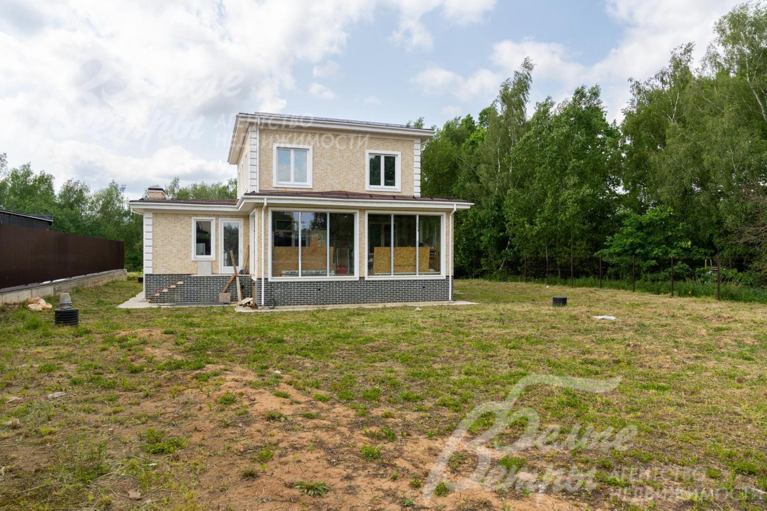 Участок огорожен металлическим прозрачным забором высотой 1,8 м