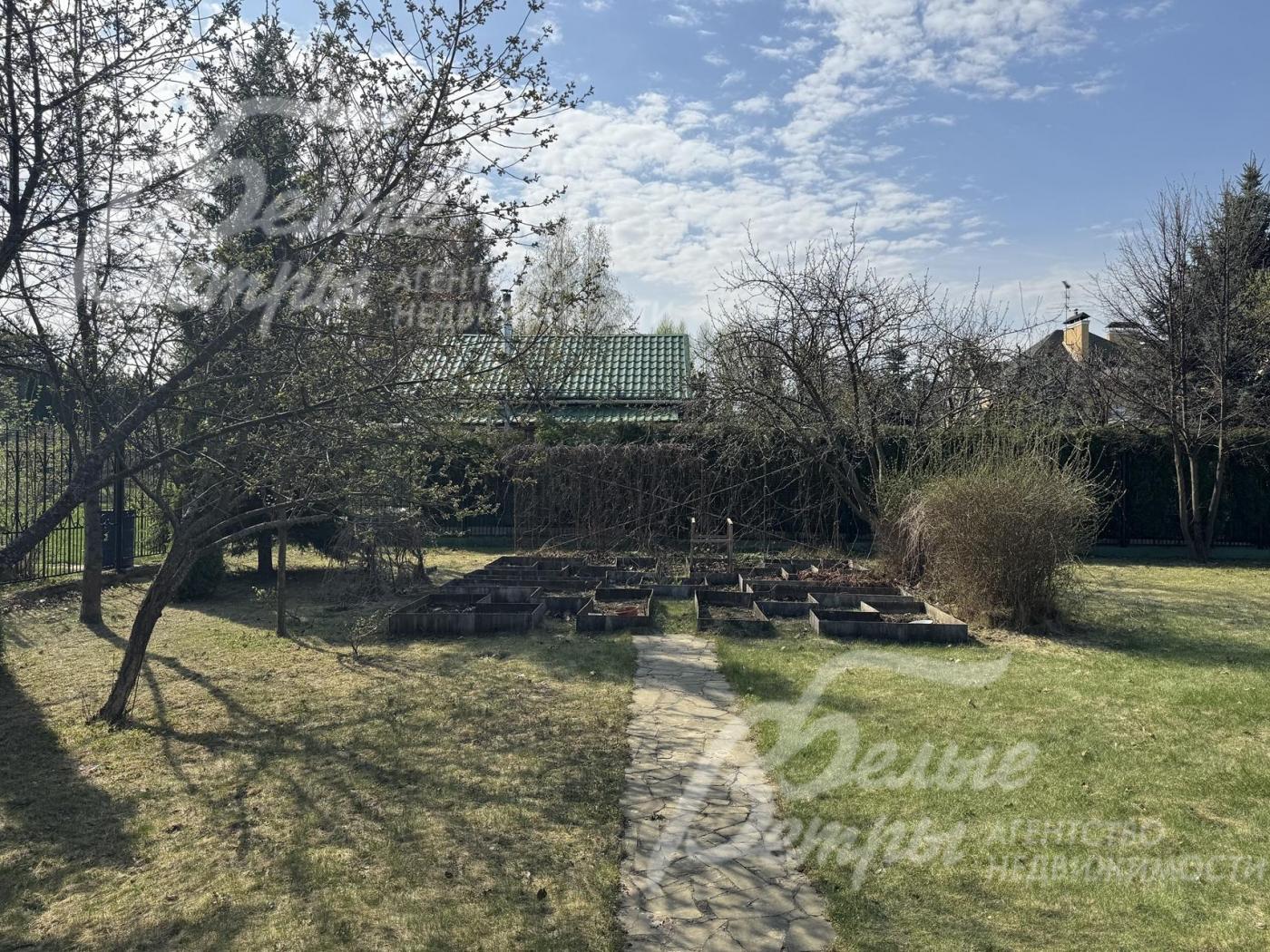 Обустроен французский огород с высокими симметричными грядками