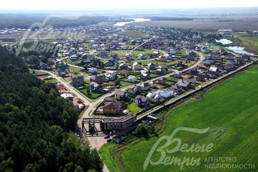 Главный въезд в посёлок Стольный через охраняемый КПП