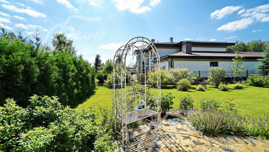 Пергола увитая розарием