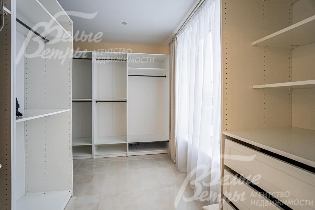 Большая гардеробная на первом этаже