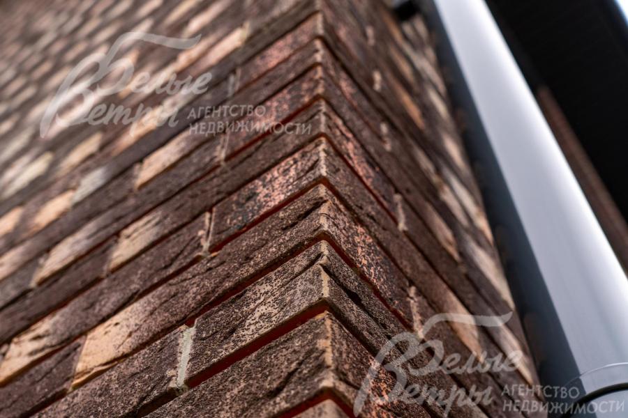 Дом облицован редуцированным кирпичом - эффектно и благородно