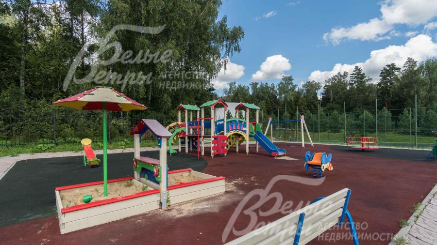 Детская площадка в поселке Идиллия