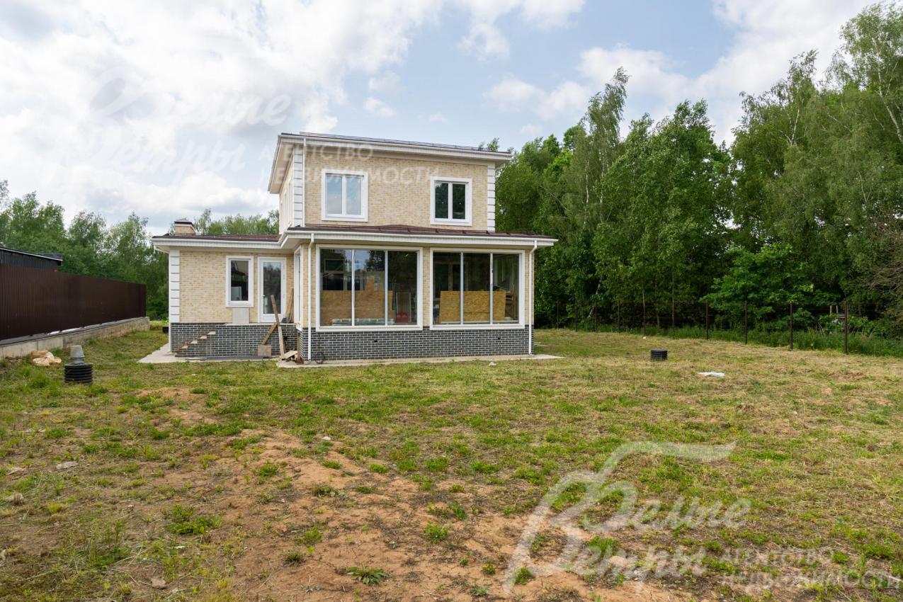 Участок огорожен металлическим прозрачным забором высотой 1,8 м