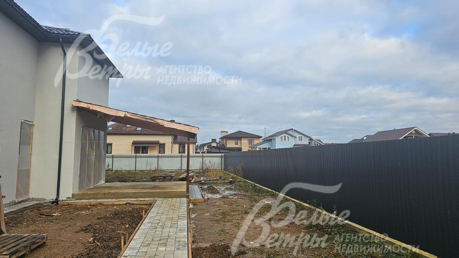 Территория огорожена профильным забором на монолитном фундаменте, есть ворота и калитка