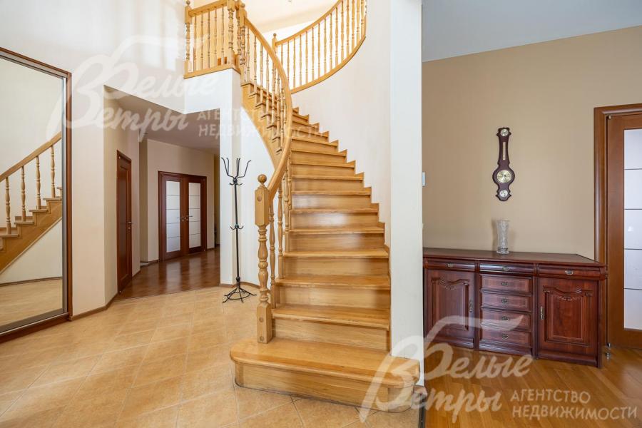 Деревянная лестница в холле 1-го этажа