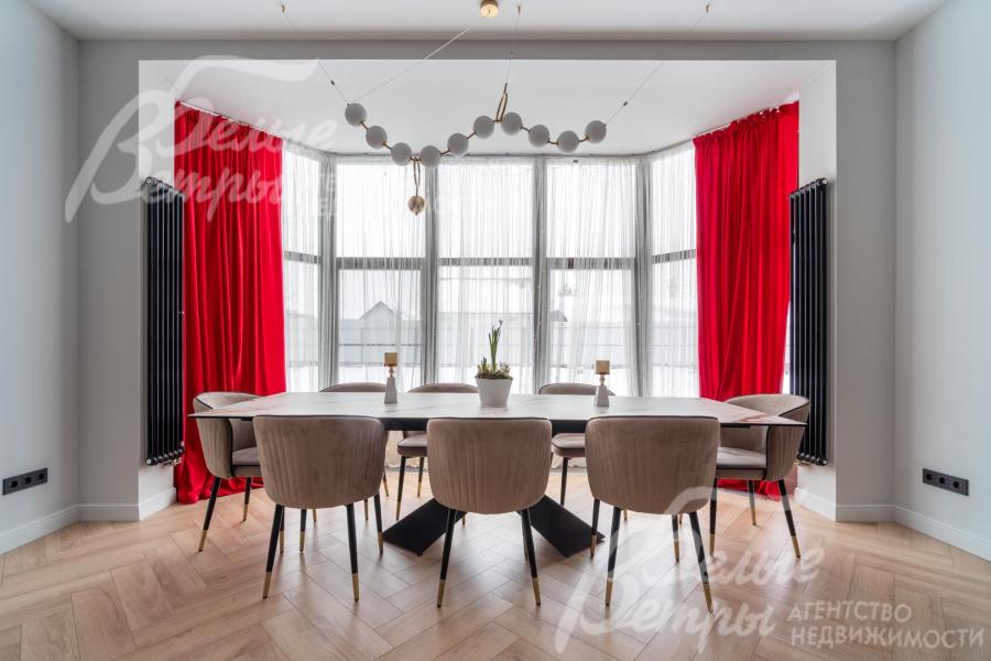 Также в гостиной - обеденная группа на 10-12 персон: элегантный стол с керамической столешницей и дизайнерскими велюровыми стульями