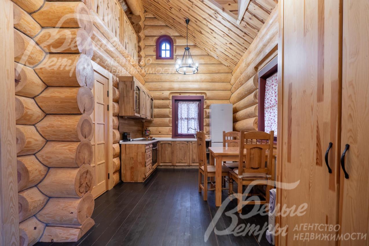 На кухне в бане - гарнитур из массива дерева с мойкой и плитой