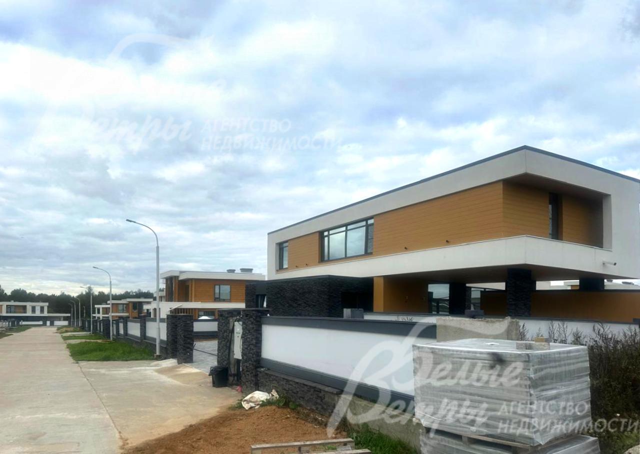 К участку ведёт широкая асфальтированная дорога, в коттеджном посёлке круглосуточная строгая охрана