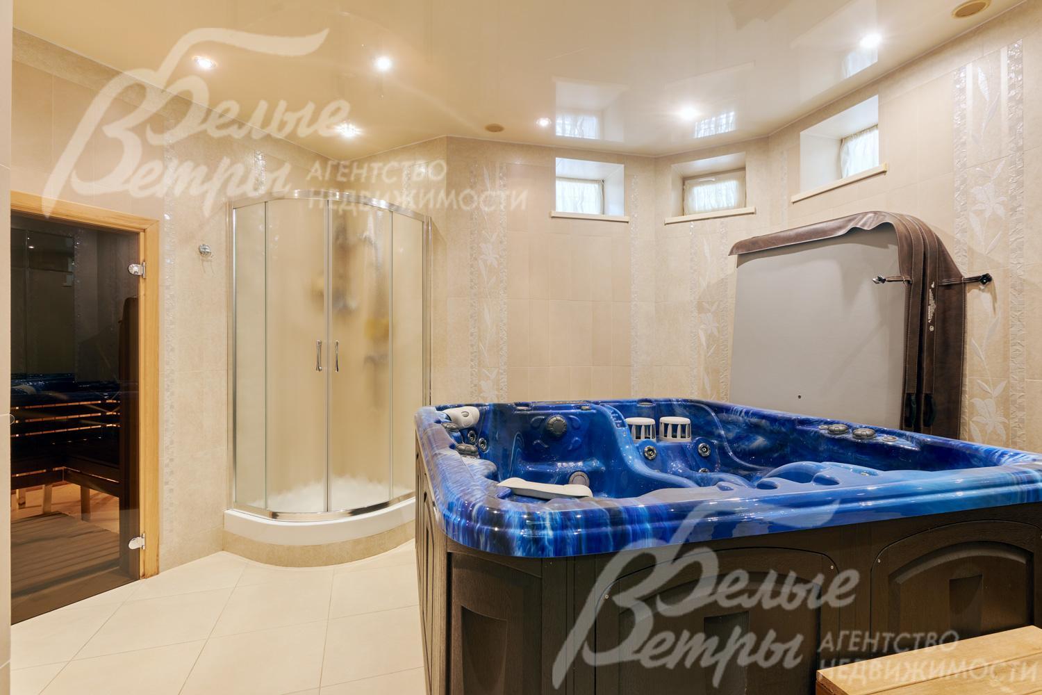 Спа-зона: джакузи с душевой (слева - вход в сауну)