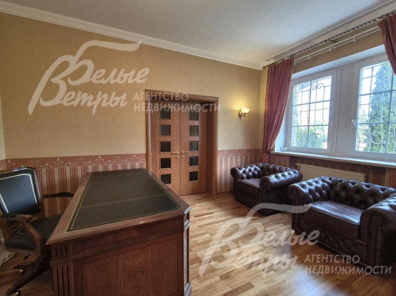 Мебель из массива и натуральной кожи в кабинете