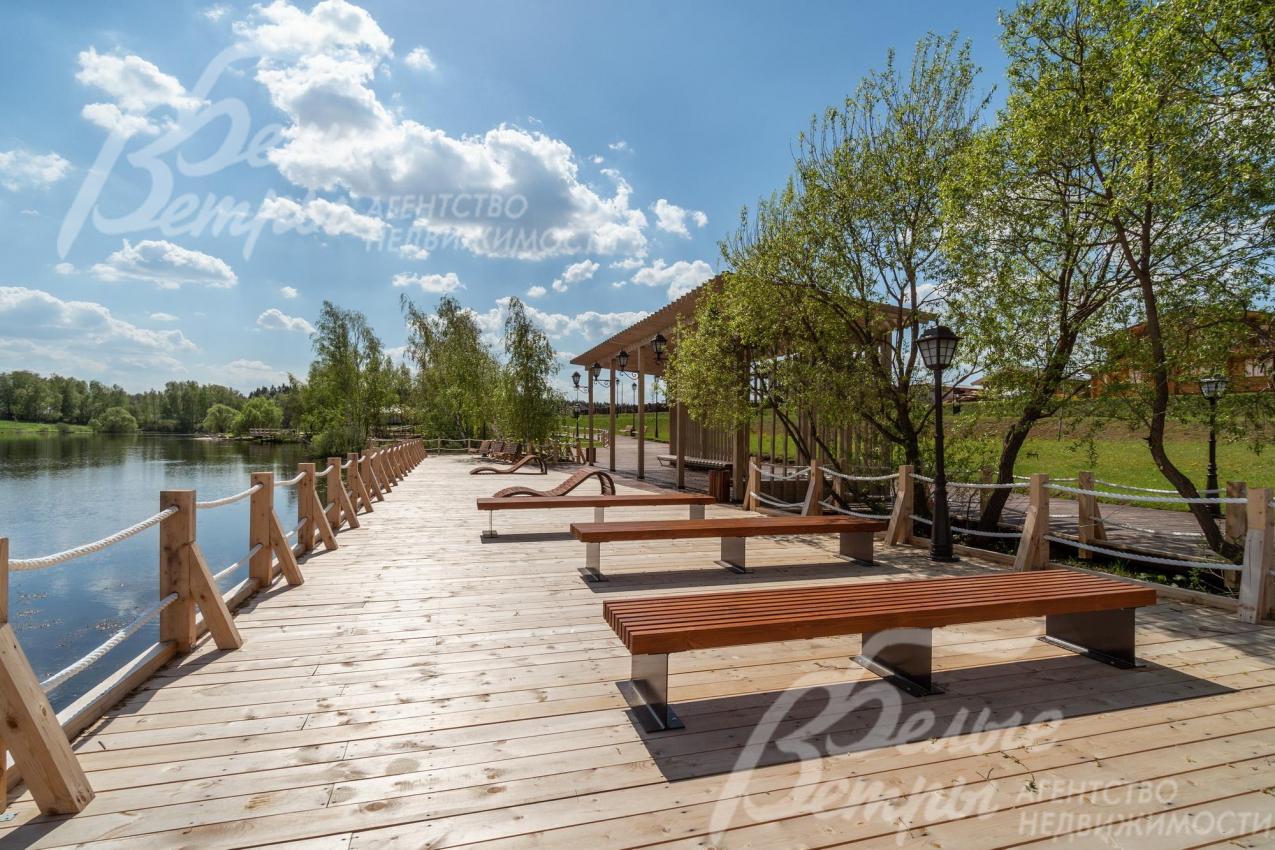 Благоустроенная набережная в поселке Александровы пруды