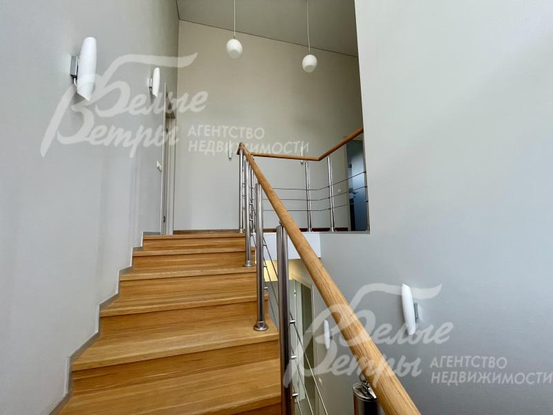 Лестничный марш на металлокаркасе со ступенями из массива дуба