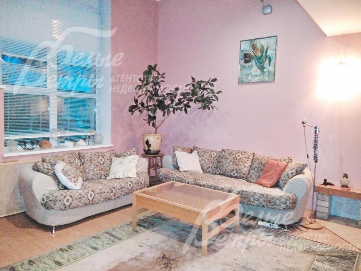 В гостиной мягкий гарнитур