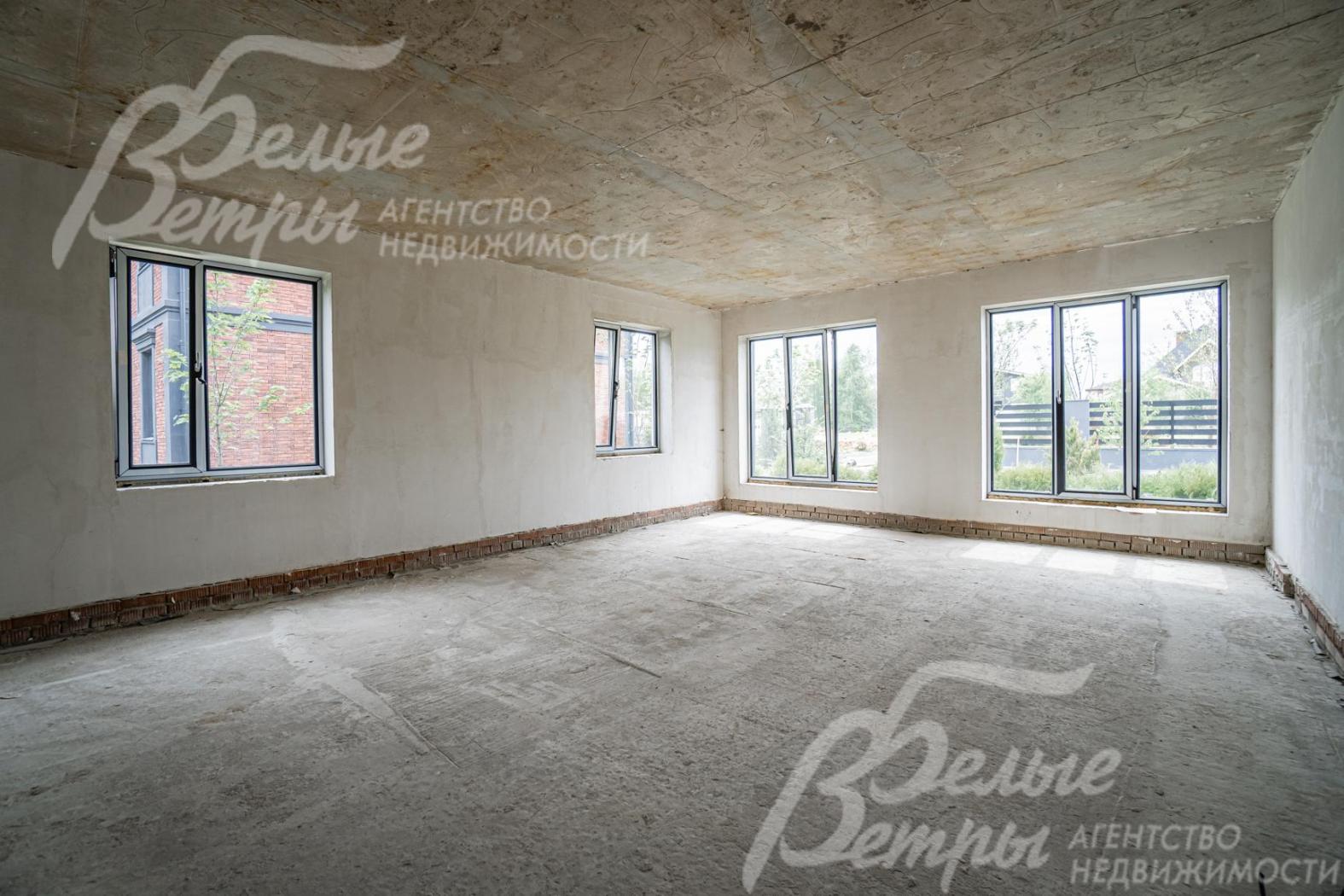 Общее пространство гостиной 40,6 кв.м и кухни-столовой 29,2 кв.м с выходом на террасу 