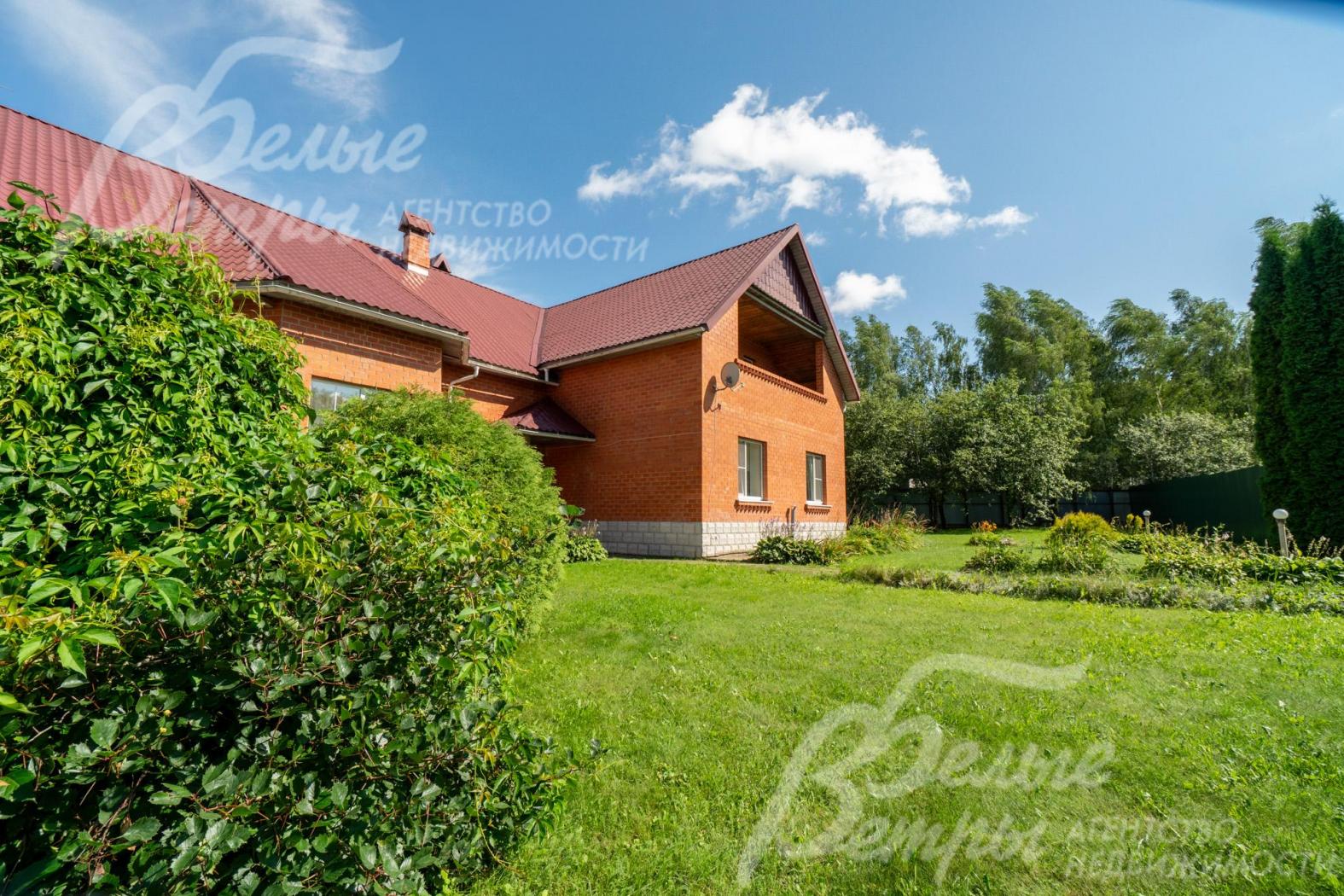 Облицован кирпичом, цоколь - натуральным камнем