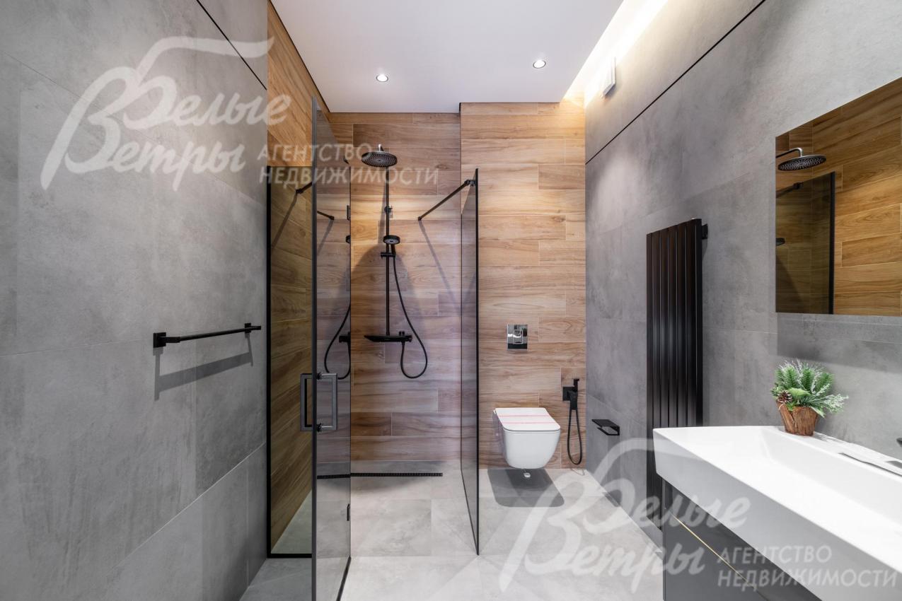 Стильный санузел на мансардном этаже с душевой