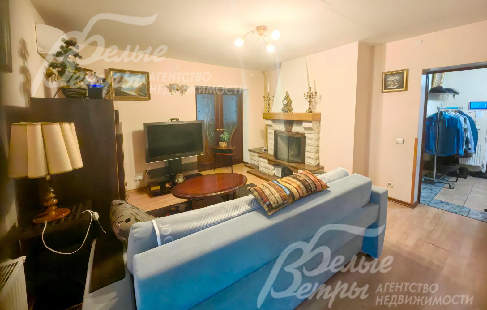 В гостиной камин