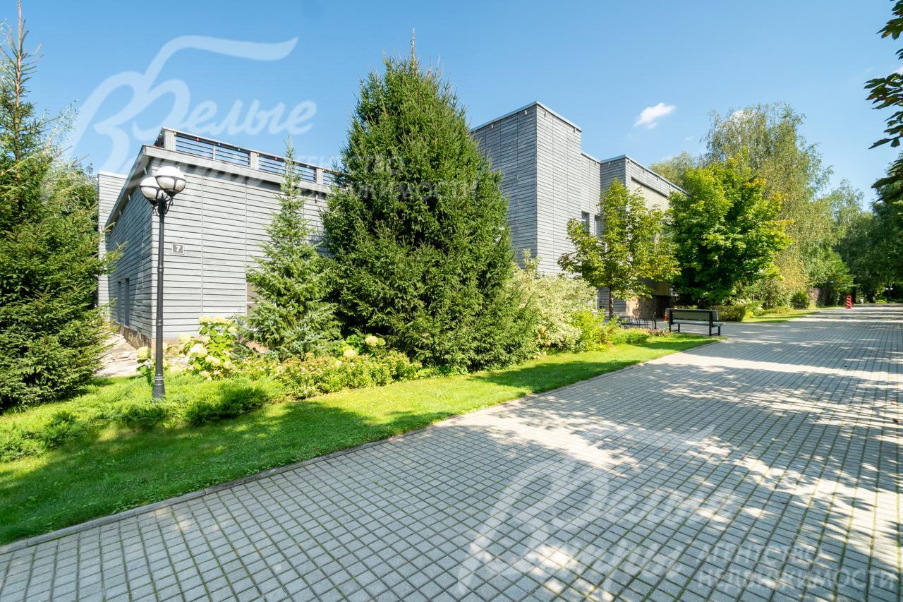 Клубный дом включает фитнес-клуб с бассейнами, сауной, теннисными столами, бильярдной, а также гостиную для общих мероприятий. 