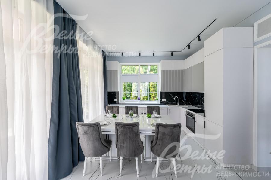 Кухня-столовая с выходом на террасу.