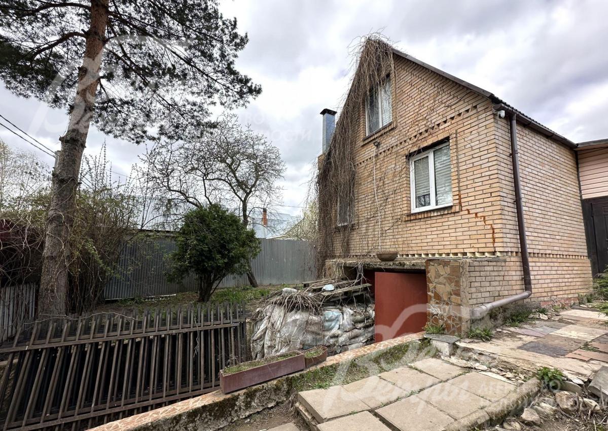 На участке дом около 80 кв.м