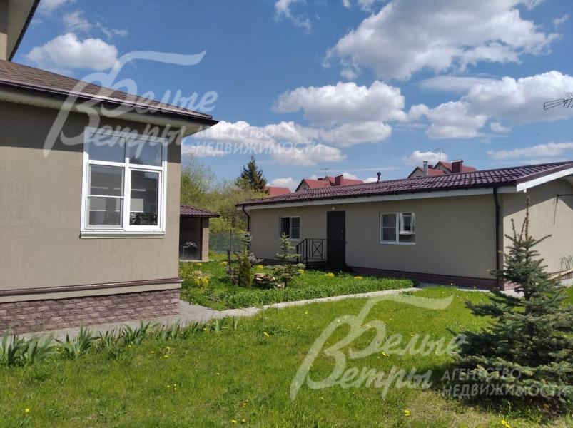 Участок с садовыми дорожками, выложенными плиткой, организован французский огород