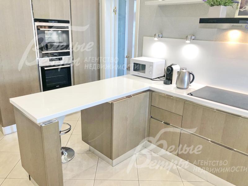 Кухонный гарнитур из массива со встроенной техникой Simens и Bosch