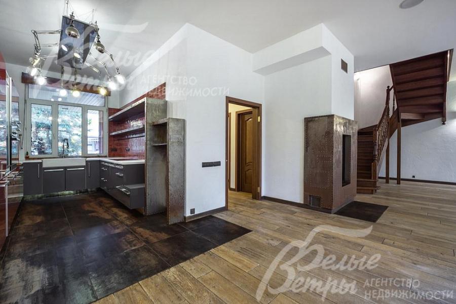 Просторная гостиная с зоной кухни