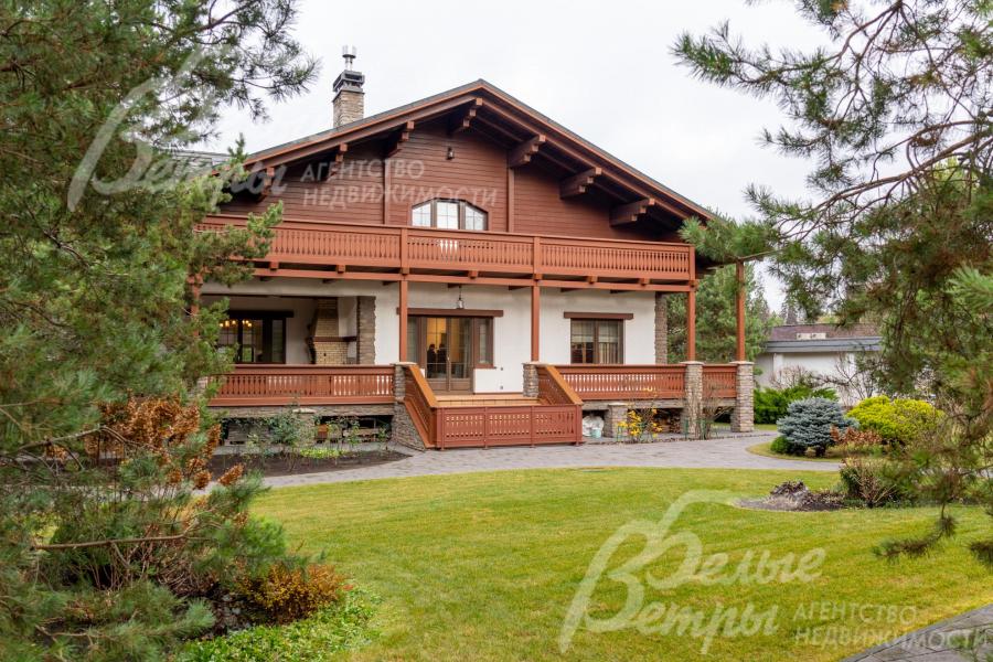 Ландшафтный дизайн дополнен идеальным газоном «4 мятлика»