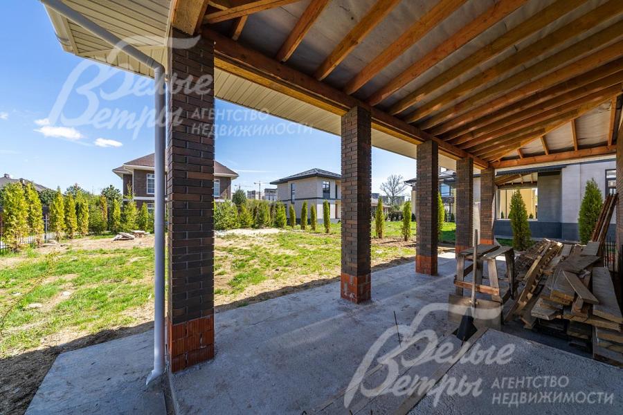 Крытая летняя терраса 35 кв.м с колоннами и выходом на участок