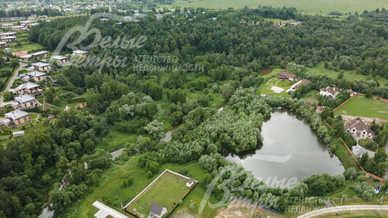 Рядом пруд и река Пахра 