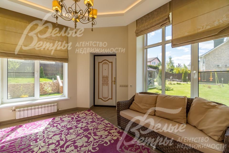 Второй выход их дома на участок