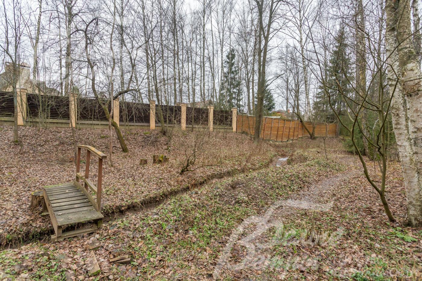 По участку протекает естественный ручей с извилистым руслом, что правильно с точки зрения фэнь-шуй