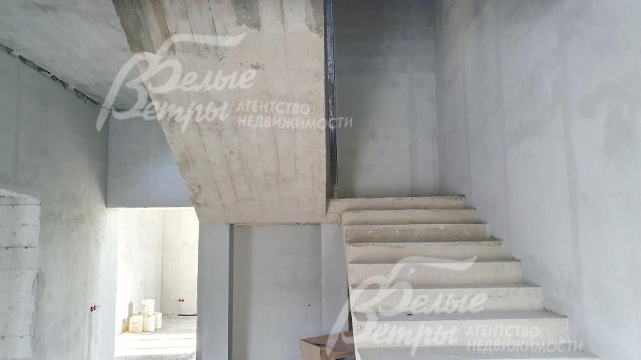 На второй этаж дома ведёт железобетонная монолитная лестница 