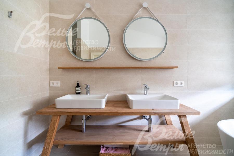 Во всех санузлах – раковины на столиках из брашированного, искусственно состаренного массива дерева, столики выполнены на заказ