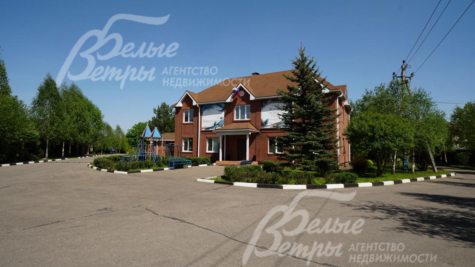 Административное здание в поселке Новая Ильичевка