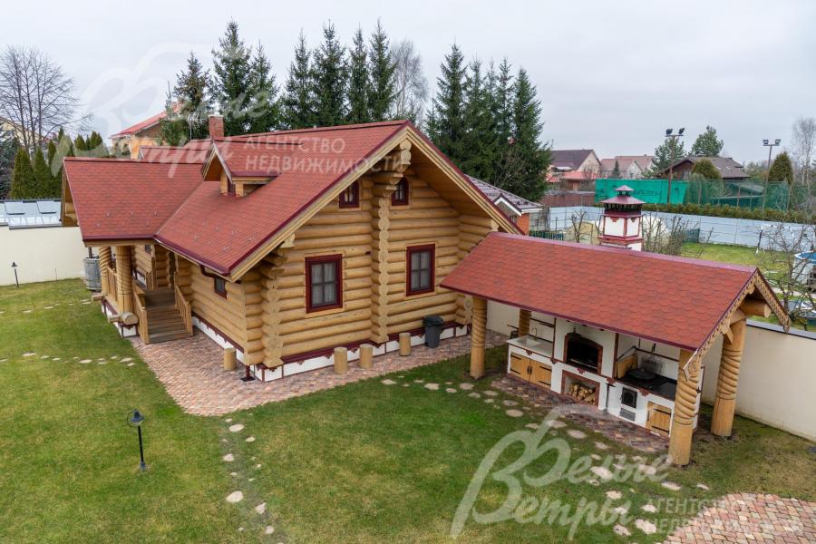 На участке построены баня и летняя кухня, оборудованная для различных способов приготовления блюд