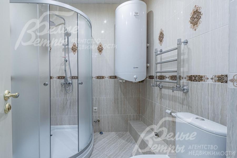 Санузел с душевой кабиной на первом этаже