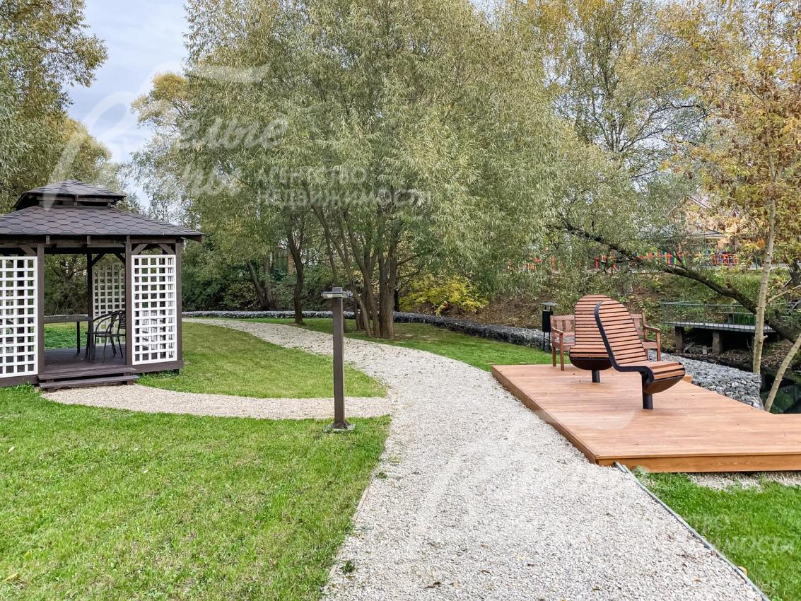 Общественные места отдыха на набережной в поселке Усадьба Бергов