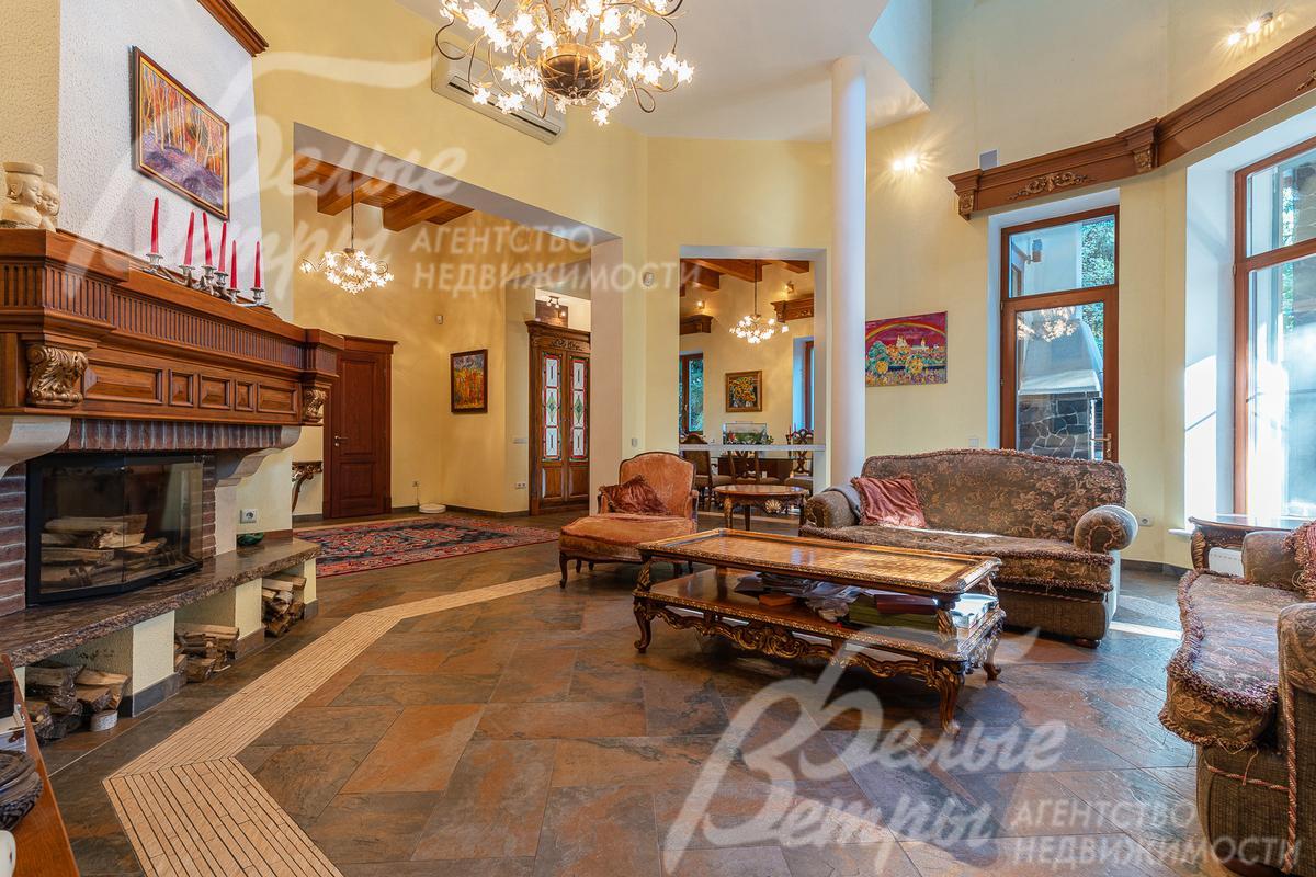 Камин в гостиной