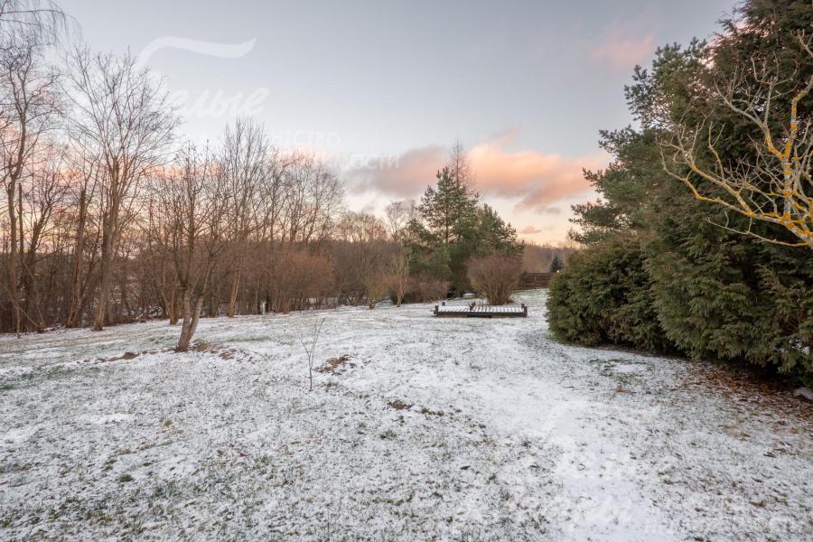 Участок находится в охраняемом коттеджном посёлке, в пешей доступности – станция метро «Сосенки», рядом – вся необходимая инфраструктура