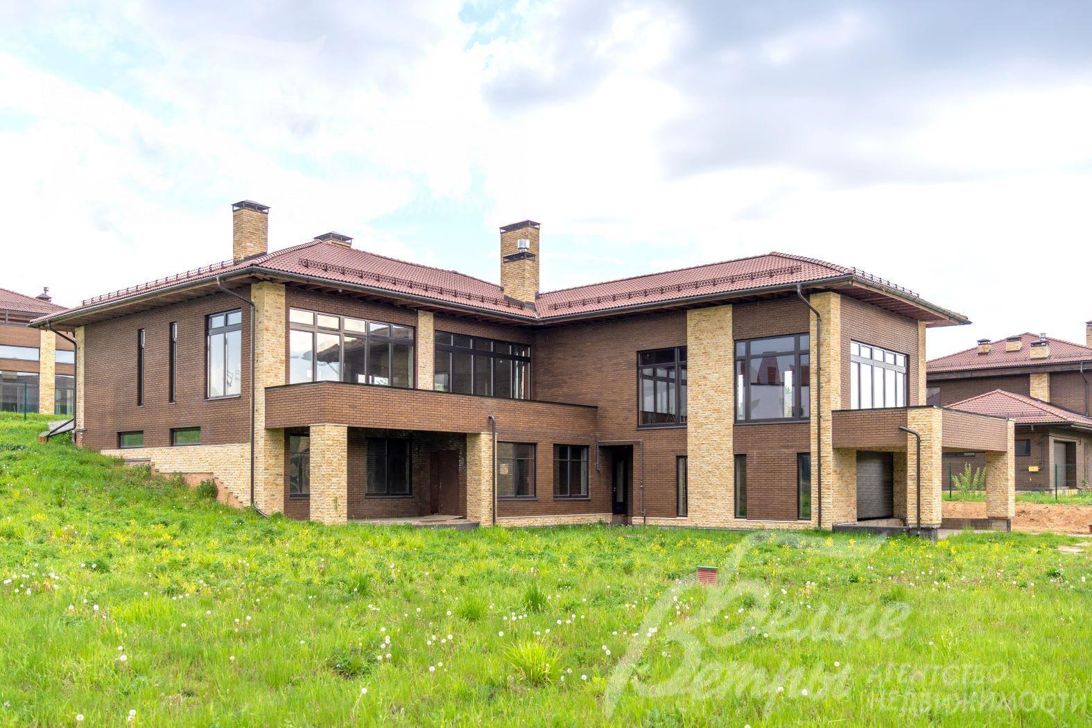 Дом под отделку с панорамными окнами в коттеджном поселке