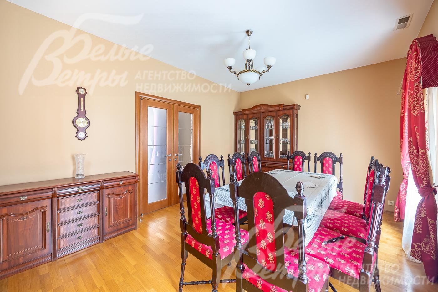 Столовая с обеденным гарнитуром на 8-10 персон.