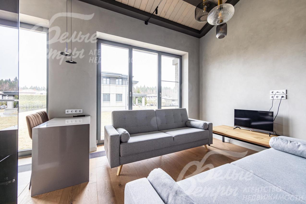 Гостиная обставлена новой мебелью.