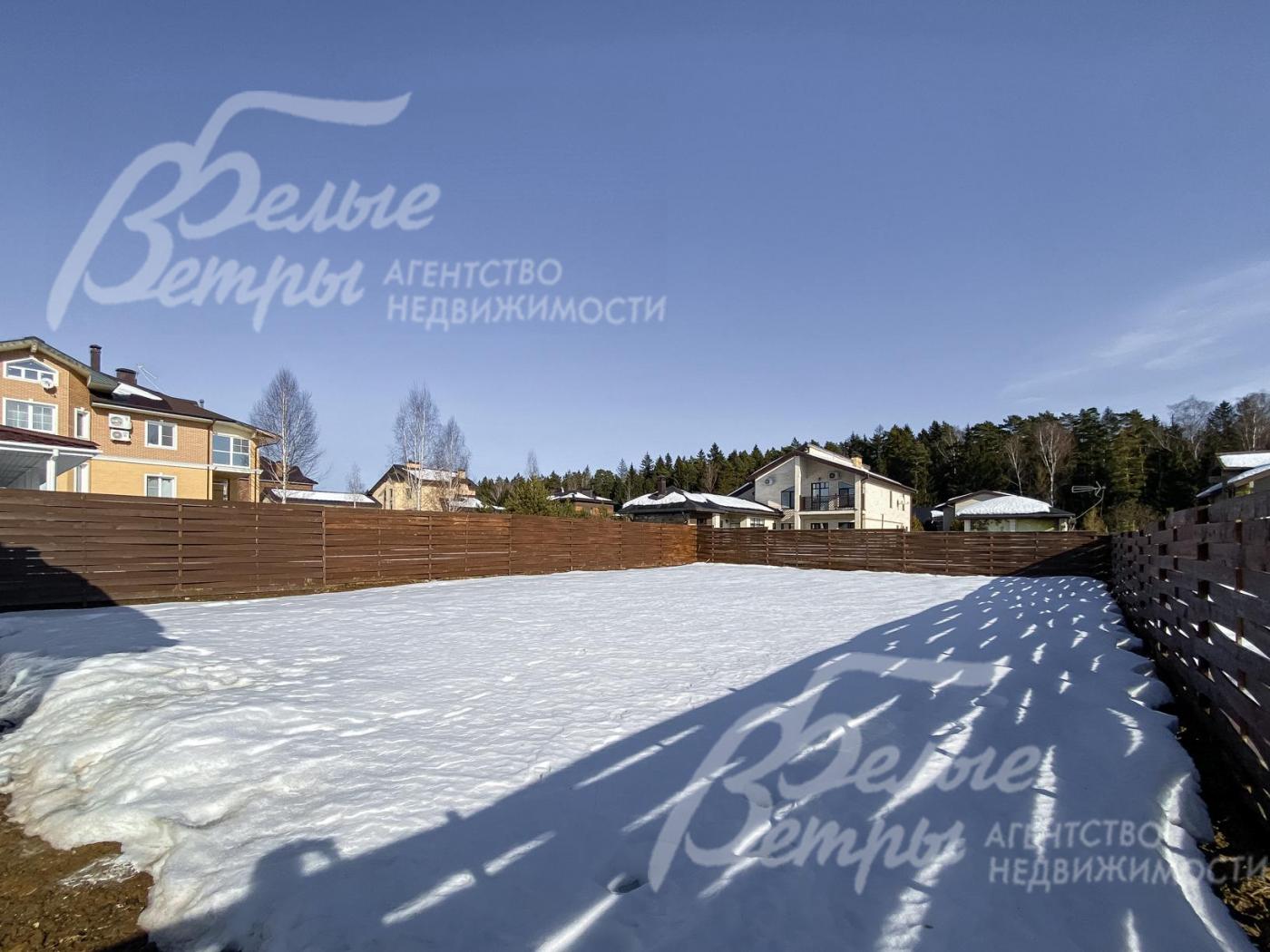 Участок правильной формы с газоном