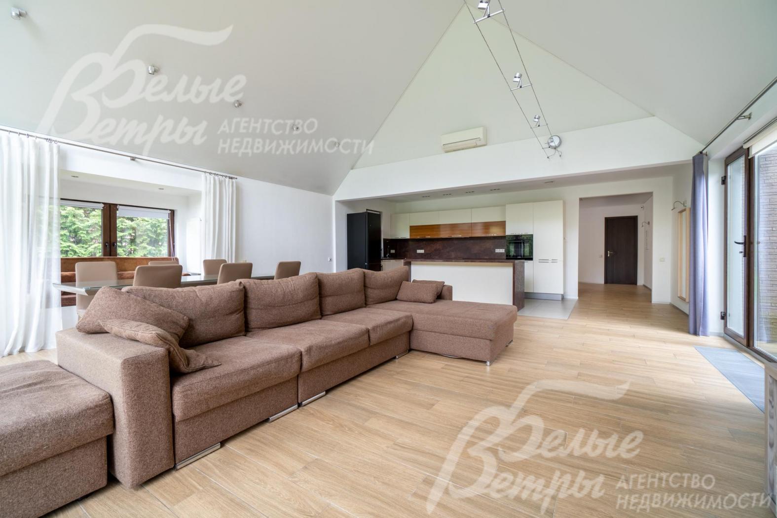 Высота потолков в гостиной более 5 метров